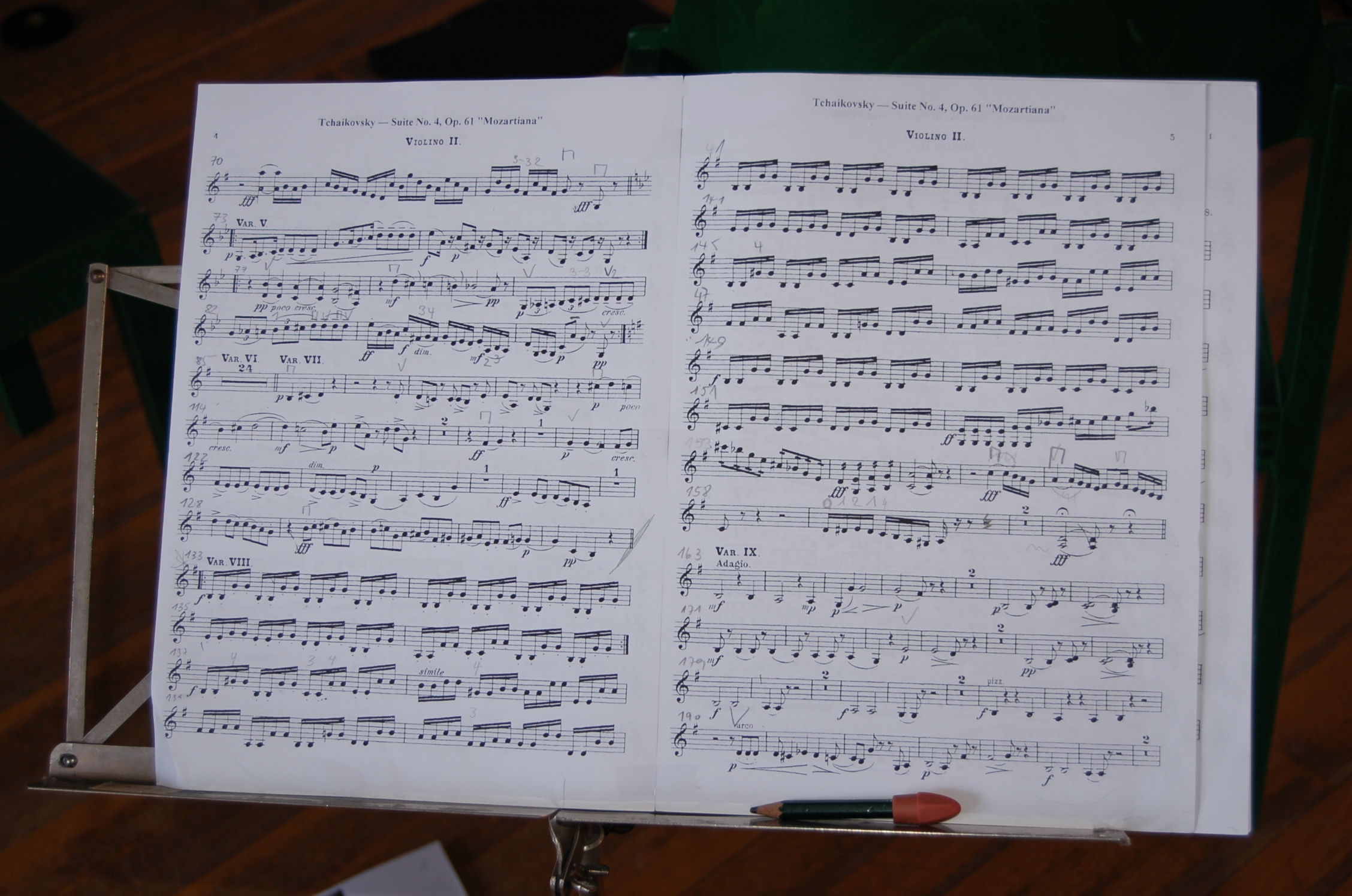 Notenständer mit Noten aus einer Probe.